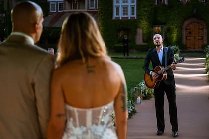 La Brujita sorprendió a Valentina convocando a la boda a su cantante favorito, Abel Pintos.
