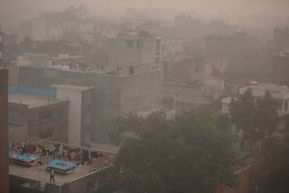La bruma de la mañana y el smog envuelven el cielo en Nueva Delhi, India, el viernes 5 de noviembre de 2021.  (AP Foto/Altaf Qadri)