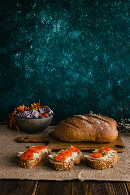 La bruschetta consiste en pan tostado con queso mozzarella, tomate, aceite de oliva, ajo y albahaca, como cubierta