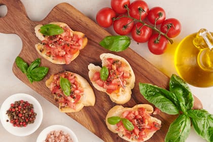 La bruschetta es uno de los antipasti más populares y tradicionales de Italia