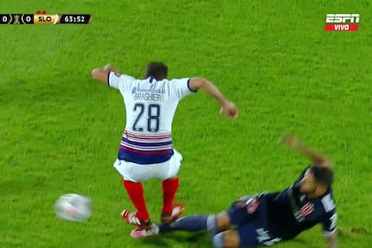 La brutal entrada del defensor de san Lorenzo, Diego Braghieri, contra el delantero de la U. de Chile,  Joaquín Larrivey