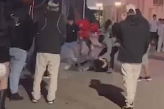 Al menos cinco jóvenes agredieron a un chico a piñas y patadas en Neuquén
