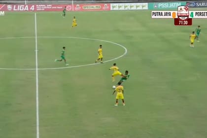 La brutal patada de Muhammad Hilmi Gimnastiar sobre Nugraha Adhiansyah, en un partido en Indonesia