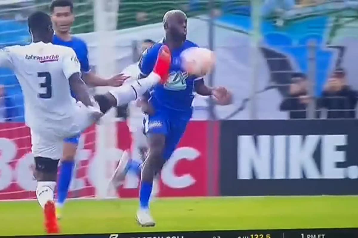 La brutal patada del futbolista francés Eric Bailly