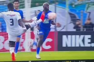 La brutal patada del futbolista francés Eric Bailly