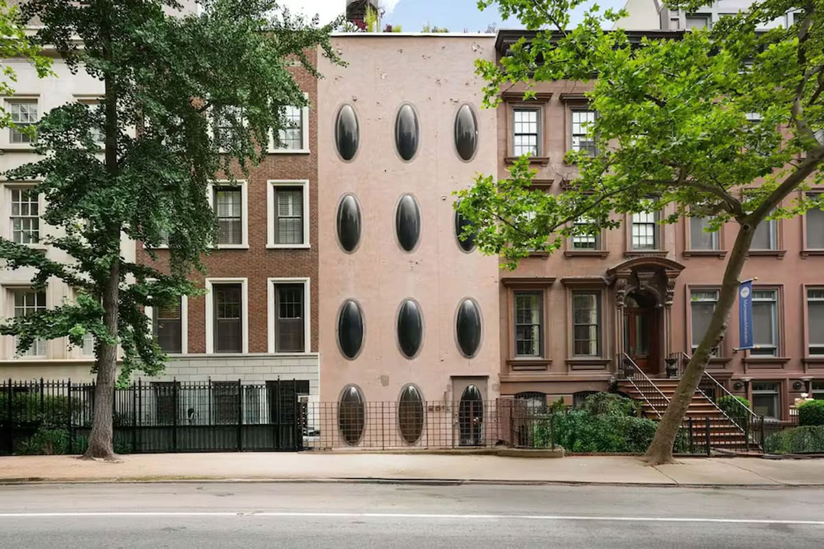 La Bubble House, así bautizada por sus perplejos vecinos, es una clásica townhouse neoyorquina con un diseño ultramoderno