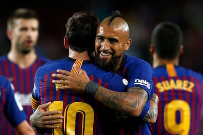 La buena onda de Vidal con Messi en Barcelona y su particular look