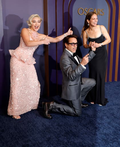 La buena onda que imperó en el set de Oppenheimer se trasladó a la alfombra azul, en este caso, y Florence Pugh aprovechó el divertido momento de Robert Downey Jr. y Susan, su mujer, para demostrar que ella también sabe divertirse