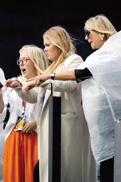 La buena sintonía de la hija del príncipe Friso se extiende al resto de
la familia real, ya que se la vio muy compinche, además, con la princesa heredera y la Reina (en la foto se la aprecia con una capa de lluvia, ya que cayeron algunas gotas).