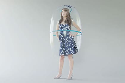 La burbuja de plástico resistente y transparente está acompañada por una bomba de aire, alimentada con un panel de energía solar y filtros especiales