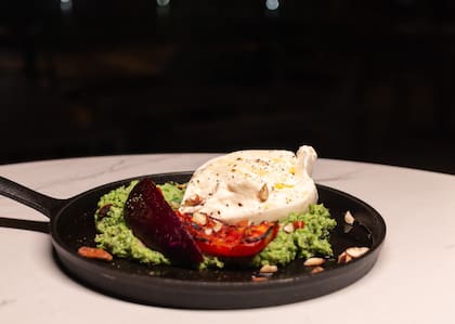 La burrata está acompañada de una suave crema de arvejas