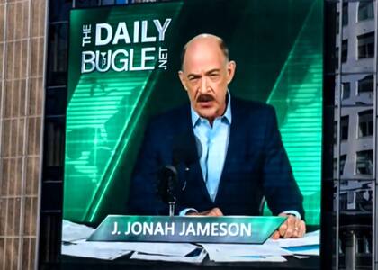 La búsqueda de John Jonah Jameson por el centro de la escena lo relaciona con las personas de Leo