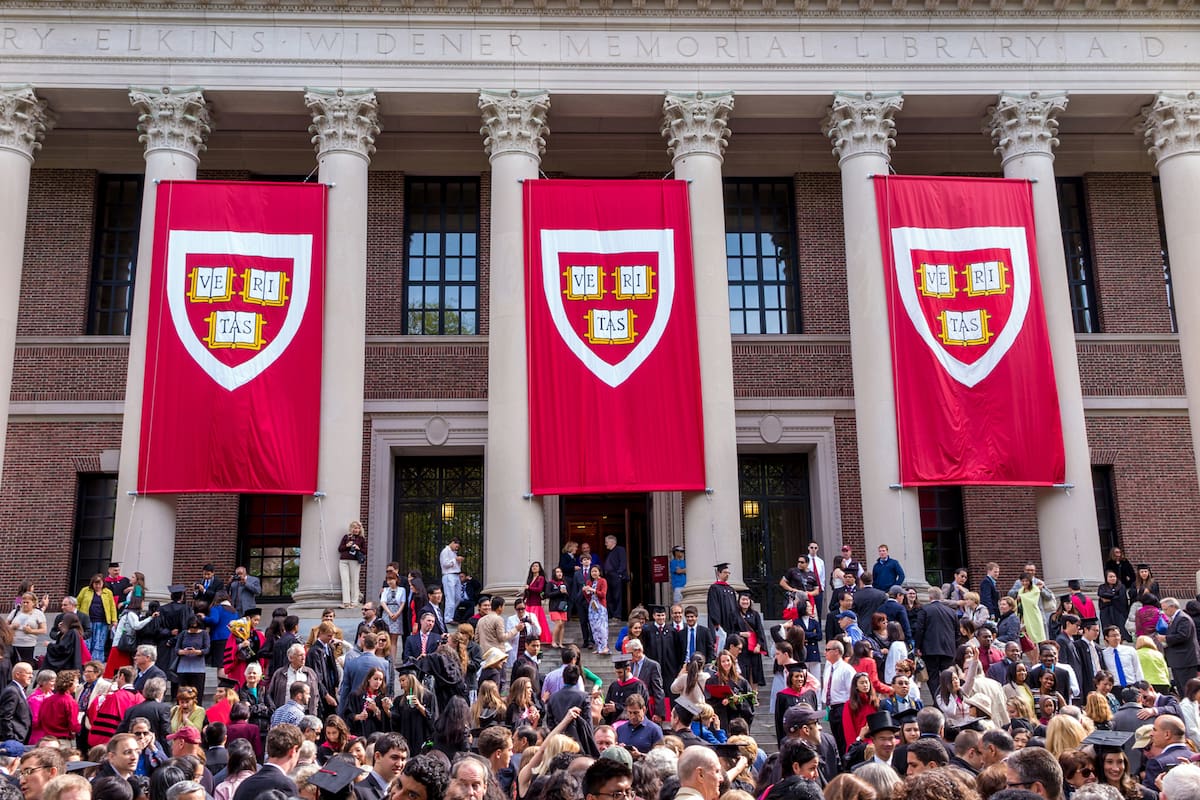 La búsqueda de las empresas para captar a los mejores estudiantes de Harvard comienza cada vez más temprano