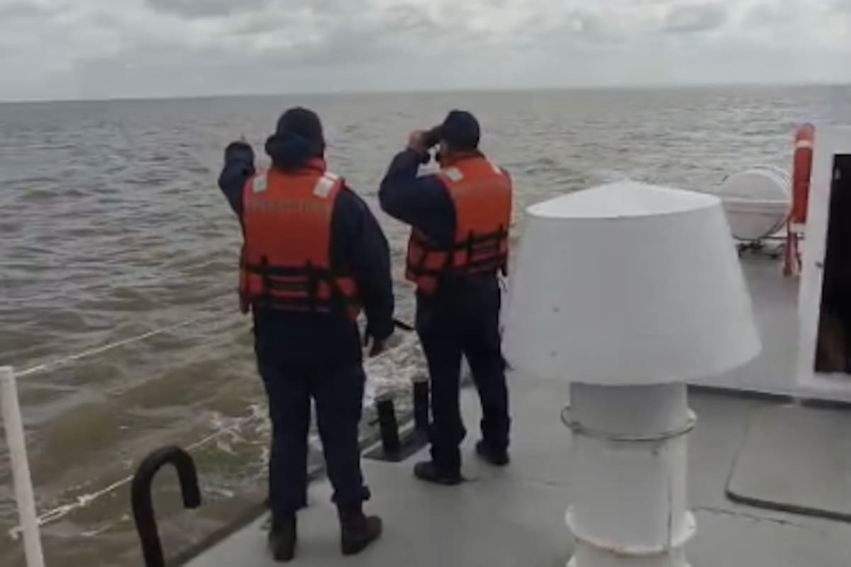 La búsqueda de los dos hombres es por agua, aire y tierra
