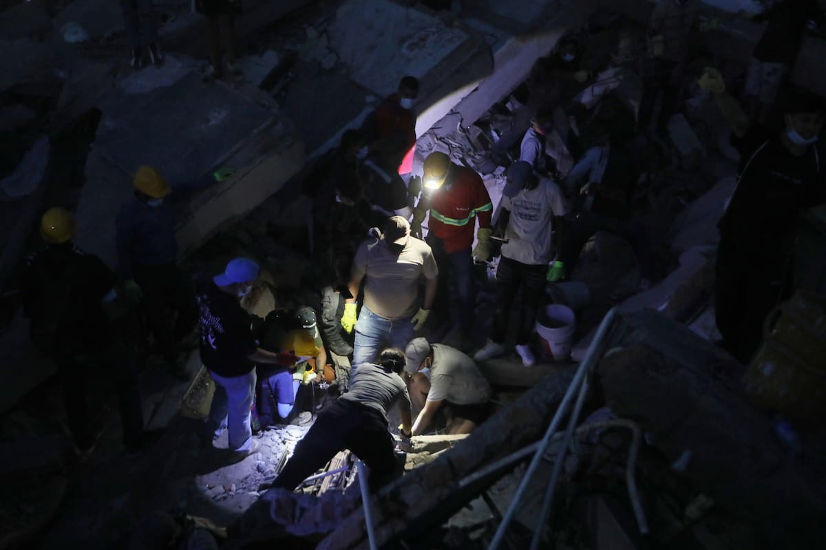 La búsqueda de sobrevivientes entre los escombros continuó durante la noche y la madrugada