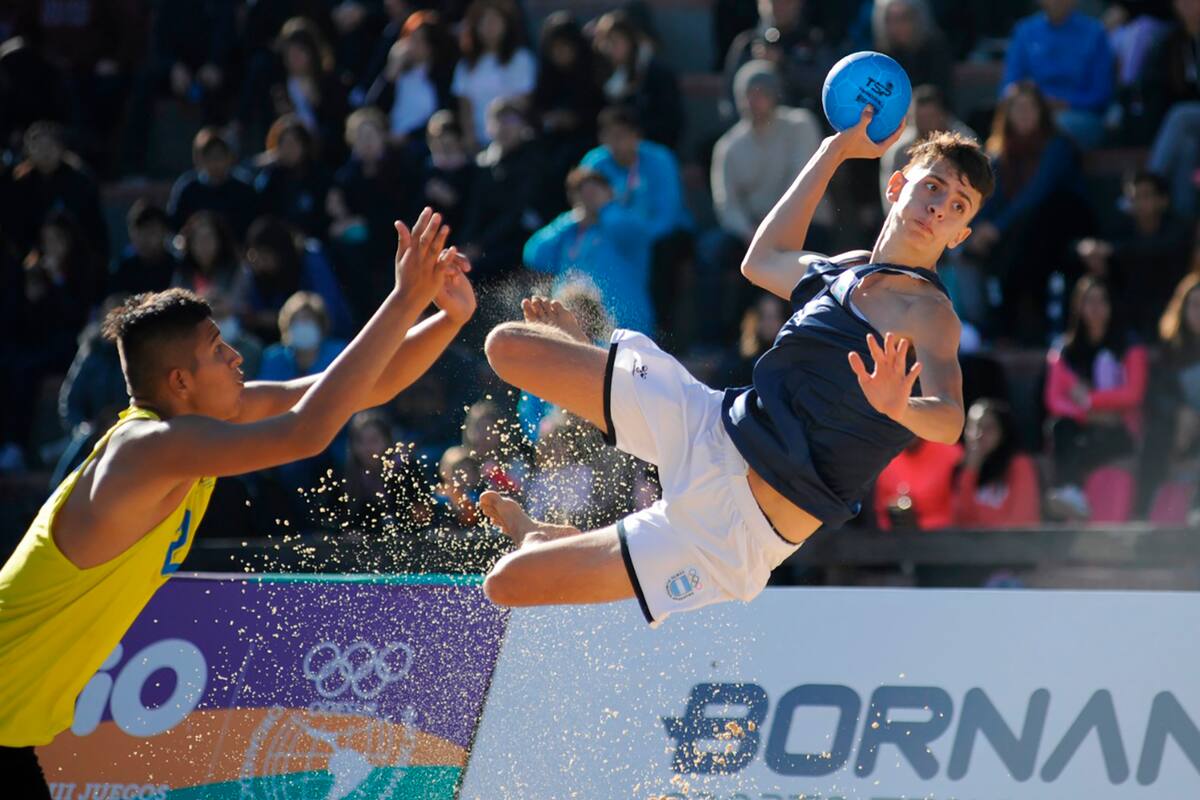 La búsqueda del arco rival, la mirada atenta... No es el histórico Eric Gull de la selección argentina de handball, sino su hijo, Juan Gull, en Rosario