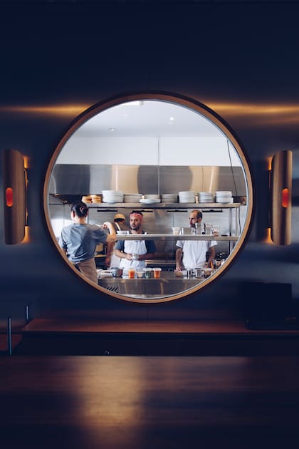 La búsqueda experimental incluye el uso de fermentos y productos estacionales para elaborar salsas y platos únicos.