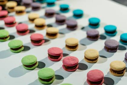 La Bustincera presentó el concepto de "alfarones”, alfajores con masa de colores, que simulan macarrones