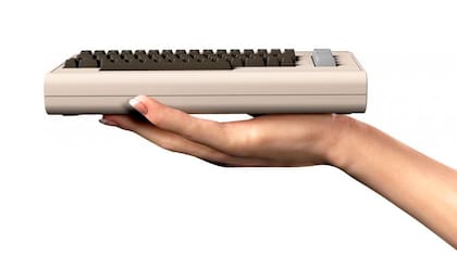 La Commodore 64 Mini tiene el mismo aspecto que la computadora original, pero la mitad de tamaño
