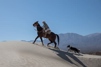 La cabalgata por Los Médanos es uno de los grandes atractivos de la estancia.
