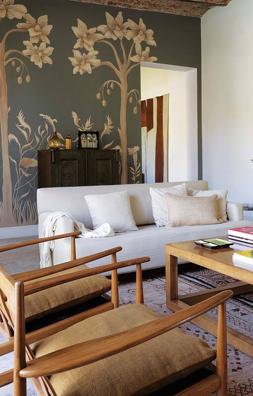 La caballeriza de una casa quinta del siglo XIX, con la residencia de los caseros en planta alta, fue trasformada en un hogar de ambientes amplios. Lejos de acentuar los contrastes, su interiorismo es de una notable armonía.