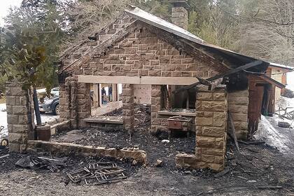 La cabaña Los Radales incendiada el lunes en Villa Mascardi