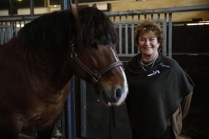 La  cabañera francesa Chantal Badin, que trajo la raza de caballos Ardenés por primera vez a la Exposición Rural de Palermo