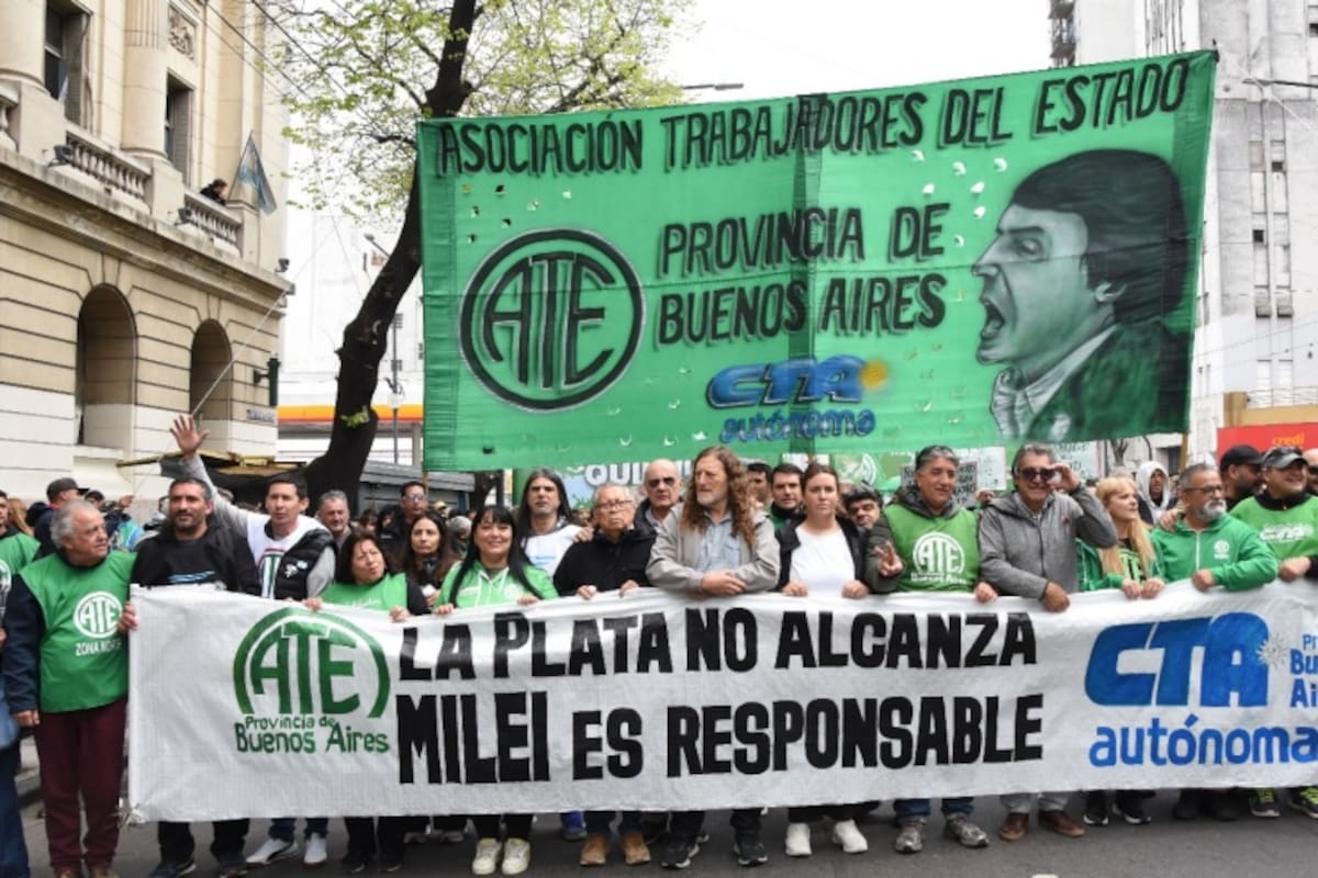 La cabecera de la columna de ATE bonaerense, con el reclamo dirigido a Milei