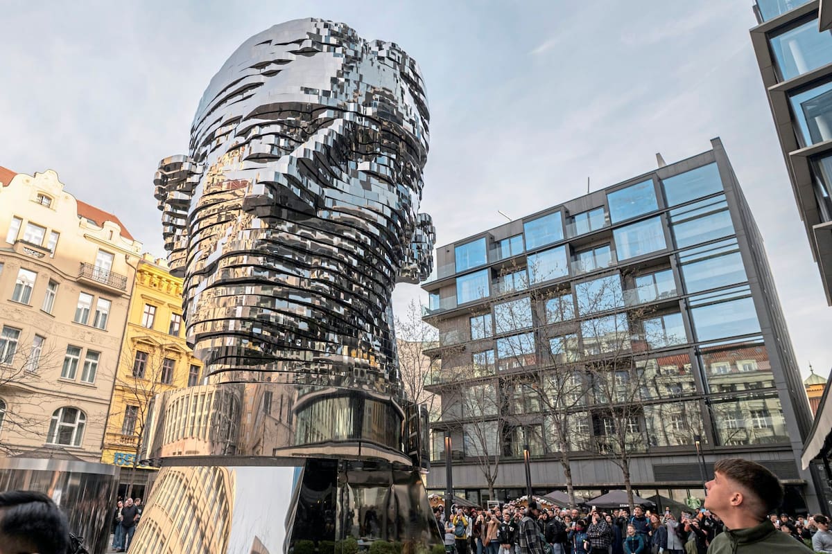La Cabeza de Franz Kafka, una escultura cinética de David Cerny que siempre convoca multitudes