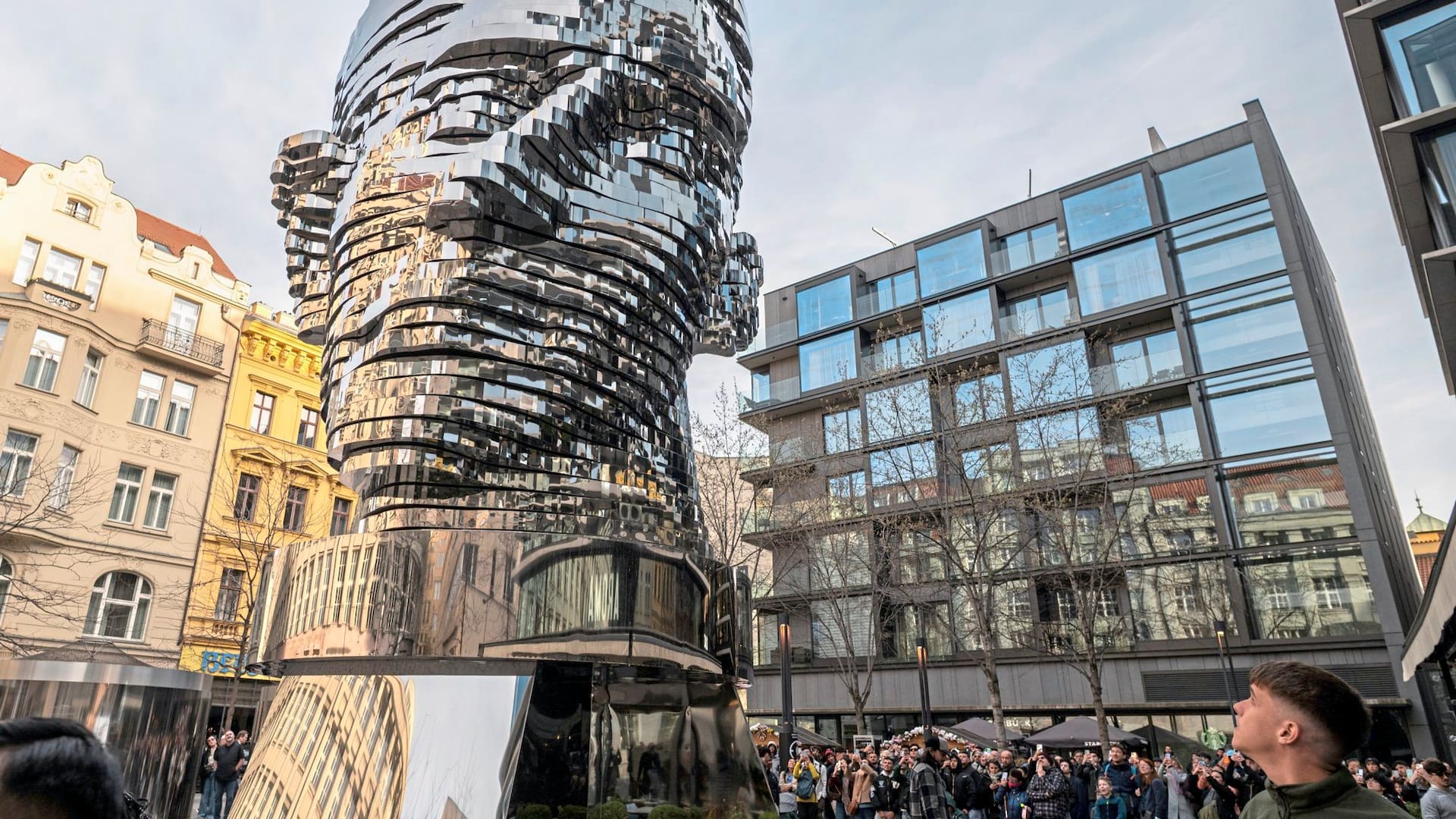 La Cabeza de Franz Kafka, una escultura cinética de David Cerny que siempre convoca multitudes
