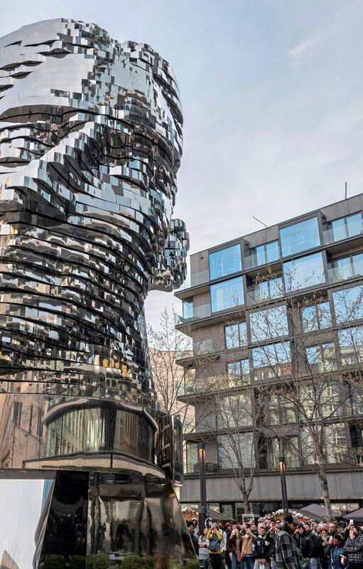 La Cabeza de Franz Kafka, una escultura cinética de David Cerny que siempre convoca multitudes