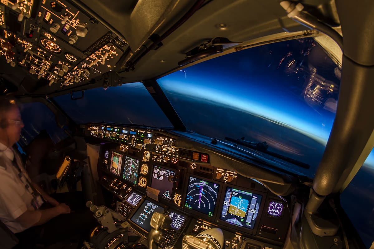 La cabina de un avión comercial en pleno vuelo nocturno