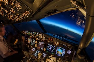La cabina de un avión comercial en pleno vuelo nocturno