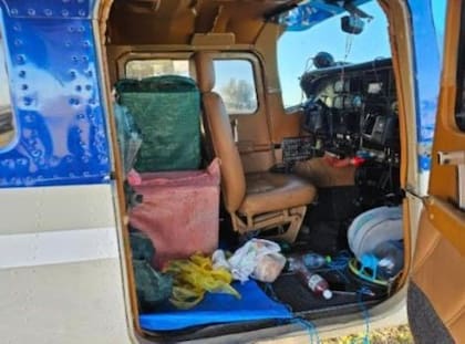 La cabina del avión narco que aterrizó en un camino rural de Cañada de Gómez