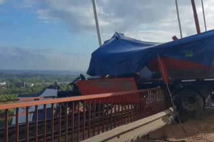 La cabina del camión quedó suspendida sobre el río