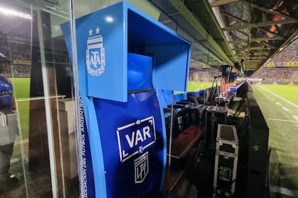 La cabina del VAR en la cancha de fútbol, eje de la polémica