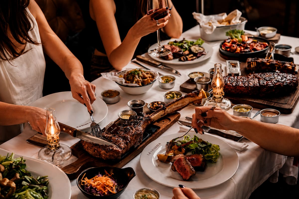 La Cabrera realizará una nueva edición de Amigos del Fuego, su ciclo de cocina abierta, este lunes 3 de agosto en su sede de Palermo, donde Gastón Riveira cocinará junto a Lele Cristobal