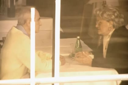 La cadena ABC recreó con actores el encuentro entre Erich Priebke y Dalila Herbst para el documental Nazi Hunters