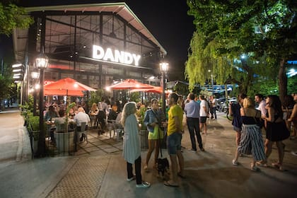 La cadena Dandy inauguró recientemente un amplio local frente al Parque Saavedra