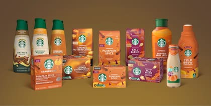 La cadena de café se prepara para traer de vuelta sus opciones de temporada este otoño, como el Starbucks Iced Espresso Pumpkin Spice Latte