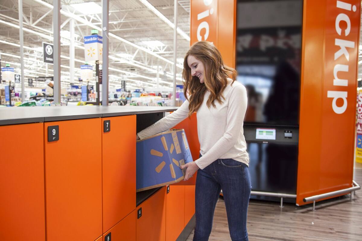 La cadena de supermercados es la compañía número uno en el mundo en venta de alimentos y la mayor empleadora de los Estados Unidos, pero su reinado en el comercio minorista se ve amenazado por el avance de la empresa de Jeff Bezos, que busca trascender las fronteras del e-commerce