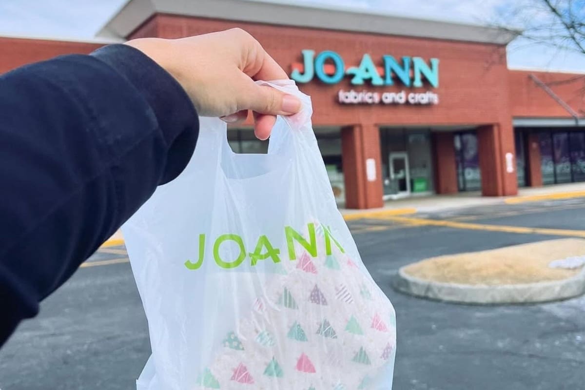 La cadena de tiendas de telas y manualidades Joann Fabrics anunció el cierre de más de la mitad de sus sucursales en Estados Unidos (Joann Fabrics)