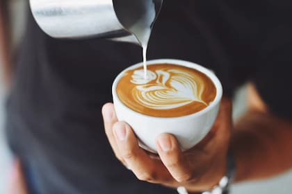 La cafeína es un estimulante presente en varias bebidas y alimentos como el café, el té y el chocolate (Foto Pexels)