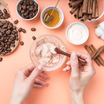 La cafeína se ha mostrado prometedora en numerosas áreas de la dermatología relacionadas con la prevención del cáncer, la protección solar y la cosmética