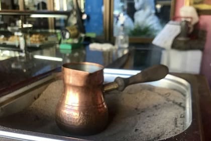 La cafetera que permite hacer el Café a la Turca, sobre arena