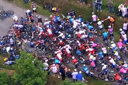 La caída de ciclistas en el Tour de France por culpa de una espectador con un cartel
