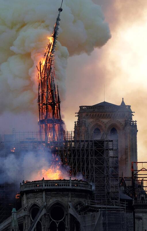 La caída de la aguja de la catedral de Notre Dame en París