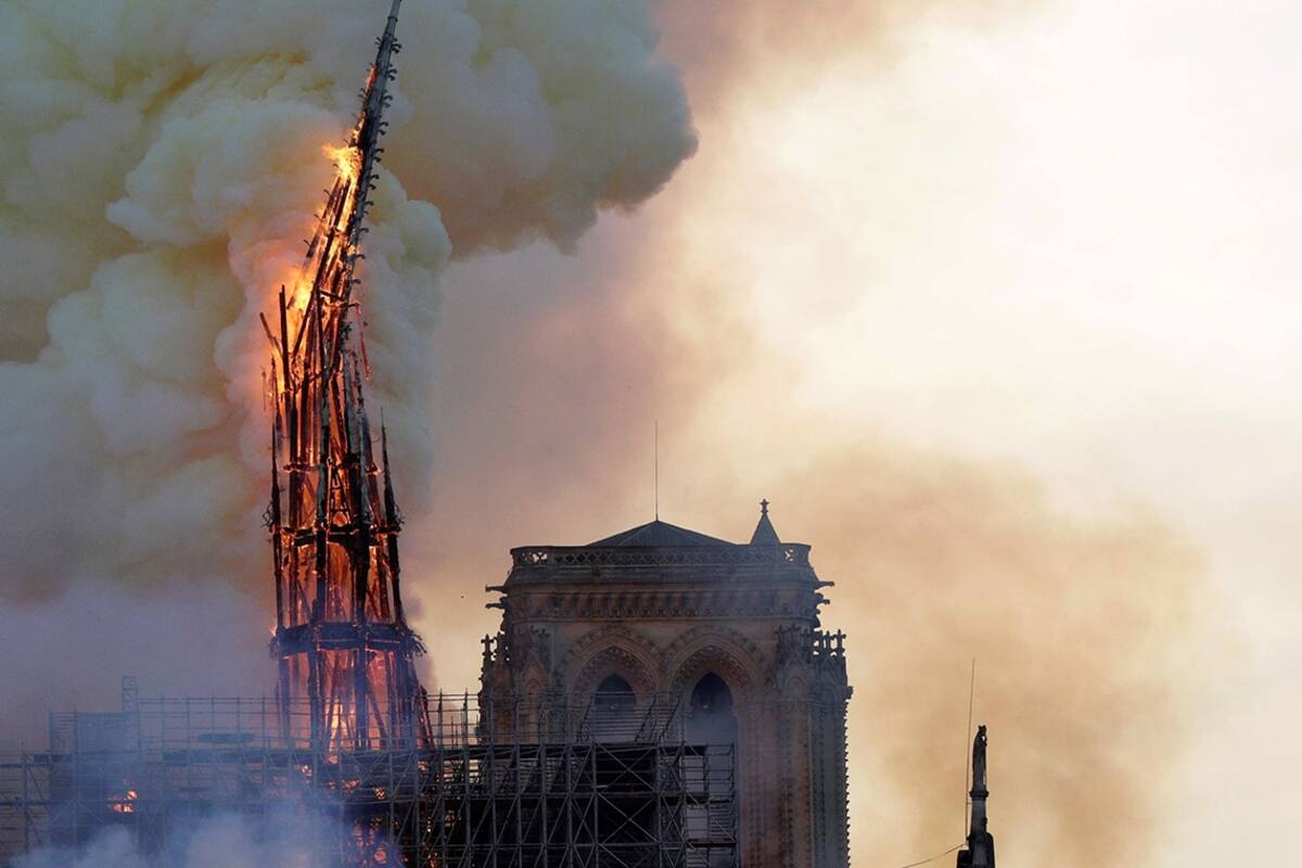La caída de la aguja de la catedral de Notre Dame en París