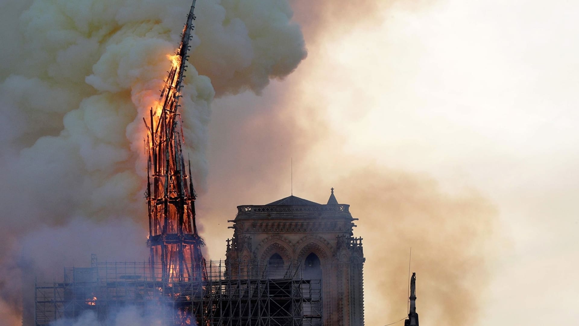 La caída de la aguja de la catedral de Notre Dame en París