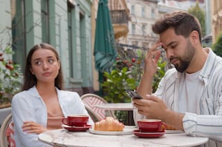 Más pantallas, menos sexo: la hipótesis que explica la caída de la natalidad